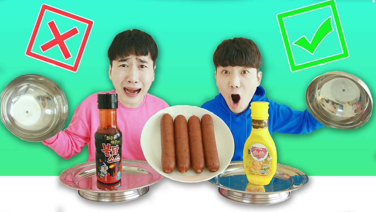 神秘醬挑戰！坤坤VS赫赫！吃到了奇怪的食物搭配！ Weird Food Combinations Challenge | 伶可兄弟