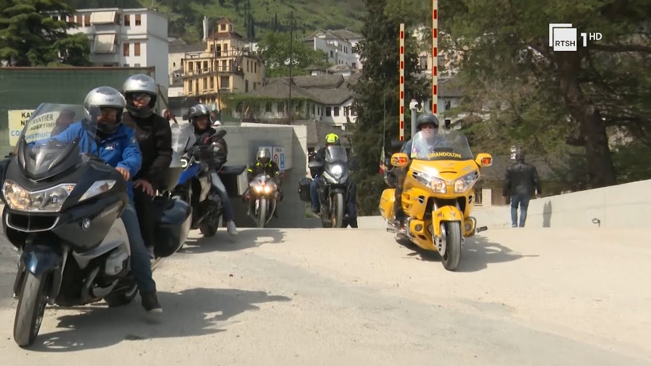 Gjirokastra “pushtohet” nga turistët italianë, 160 motoristë të mahnitur nga qyteti i gurtë