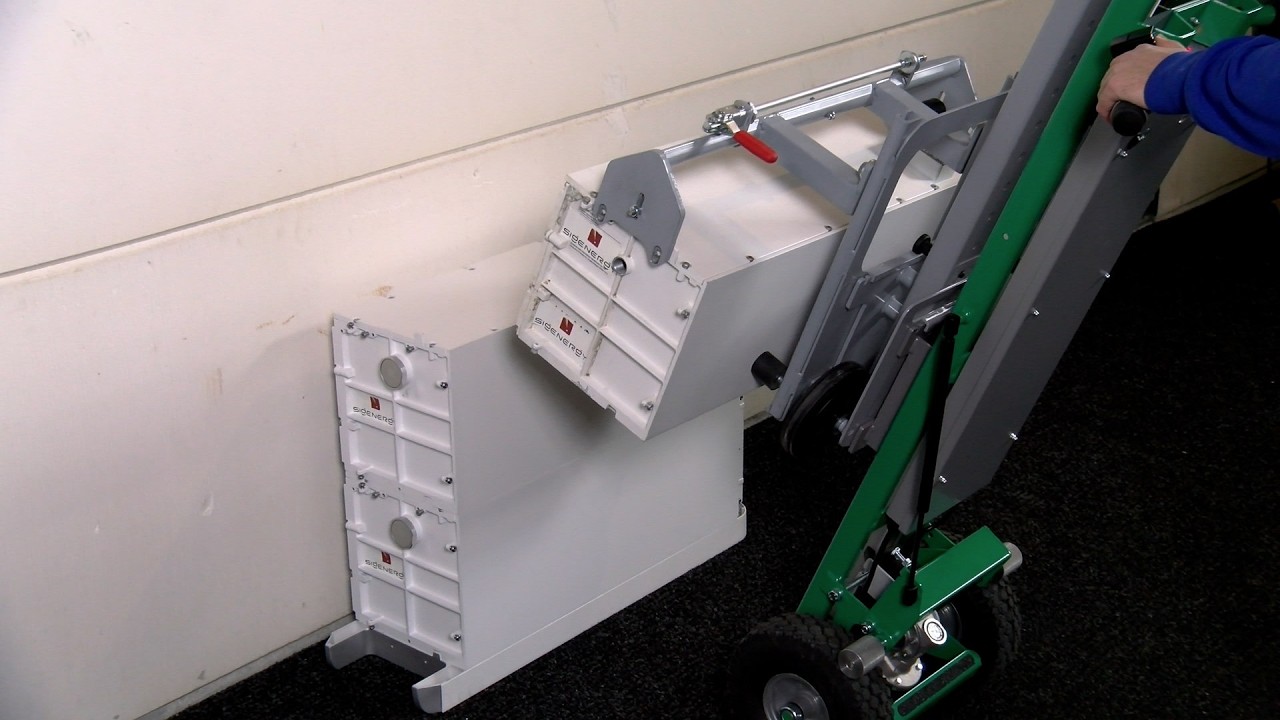 SIGenergy SigenStor system lifting with special noseplate on Tiller®-liftmobile with one man