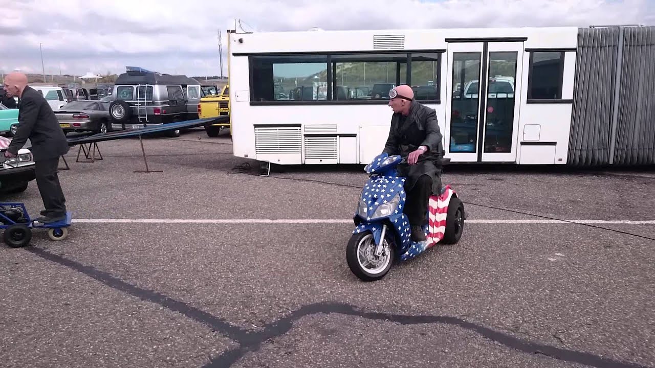 Bejaarden met snelle scootmobiel