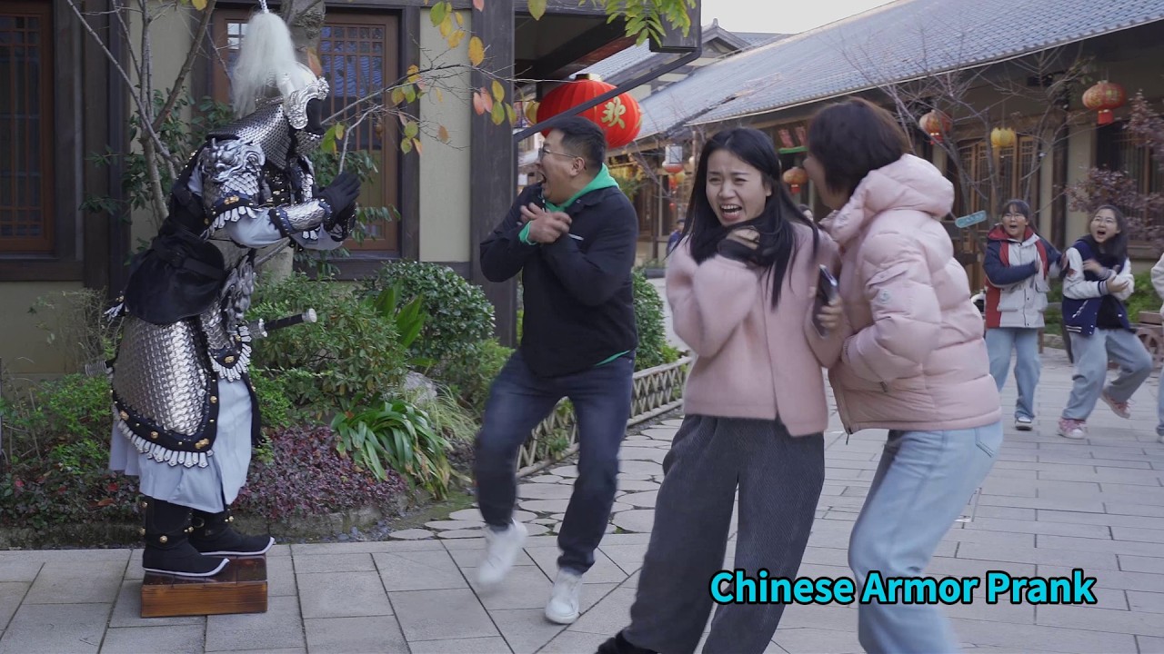 #01中國甲胄惡作劇：他們打賭猜我是真是假，結果輸了一頓飯.They bet and lost a meal.