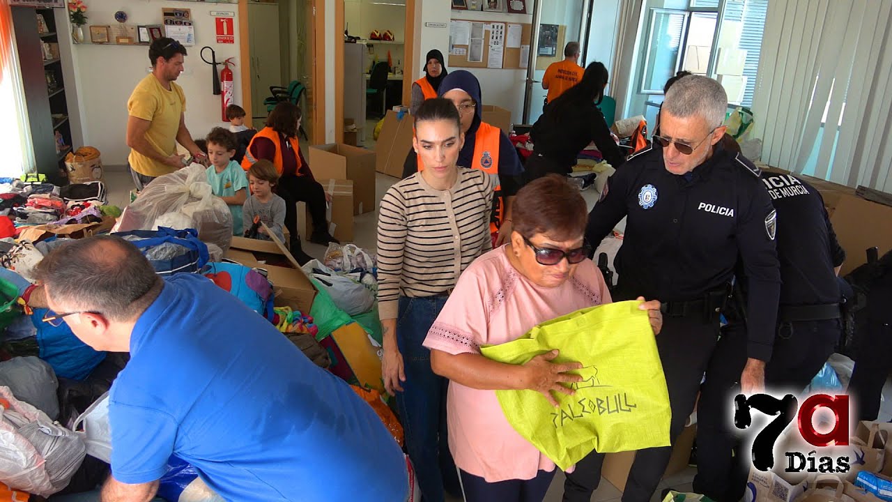 Un marea solidaria llena la sede de P. Civil en Alhama de ayuda para Valencia y Letur