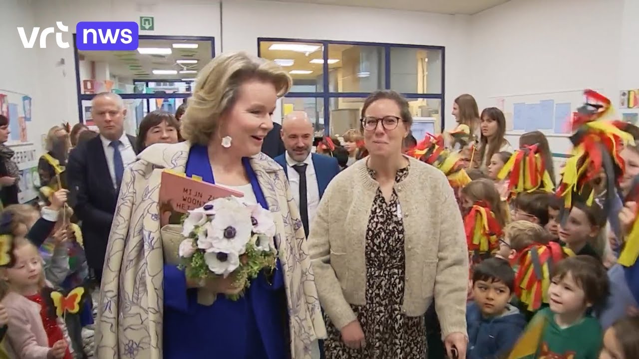 Koningin Mathilde leest voor samen met logopediste met beperking
