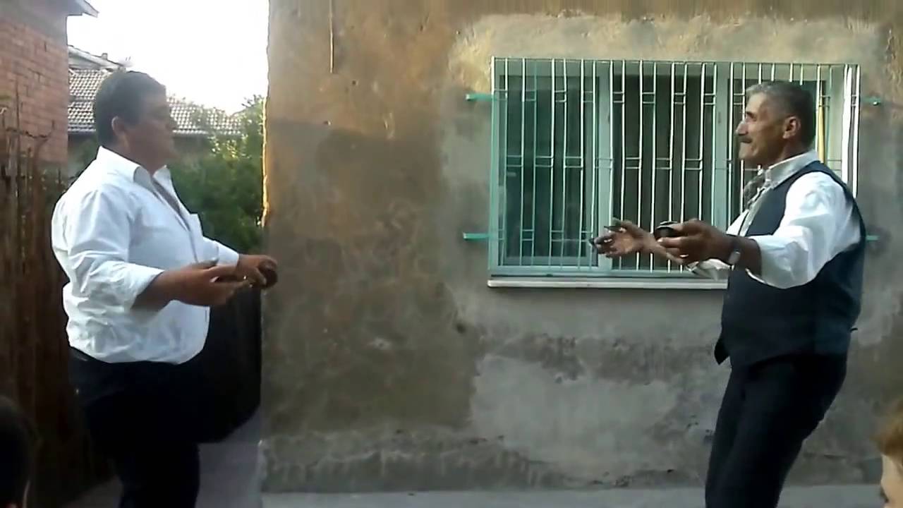 DAVULCU İLE KÖÇEK YOK BÖYLE OYUN (BALIK AYHAN)