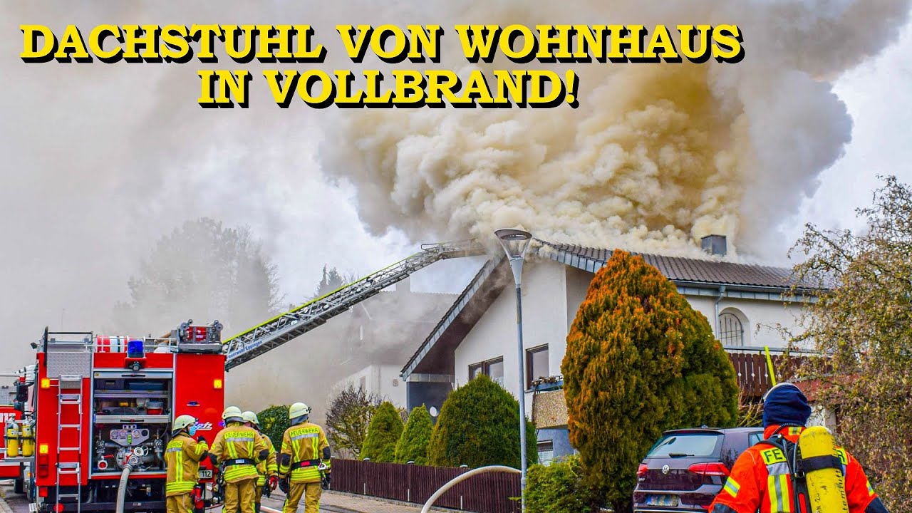 [Starke Rauchwolke bei Großbrand] Feuer in Anbau greift auf Dachstuhl über | Feuerwehr im Einsatz