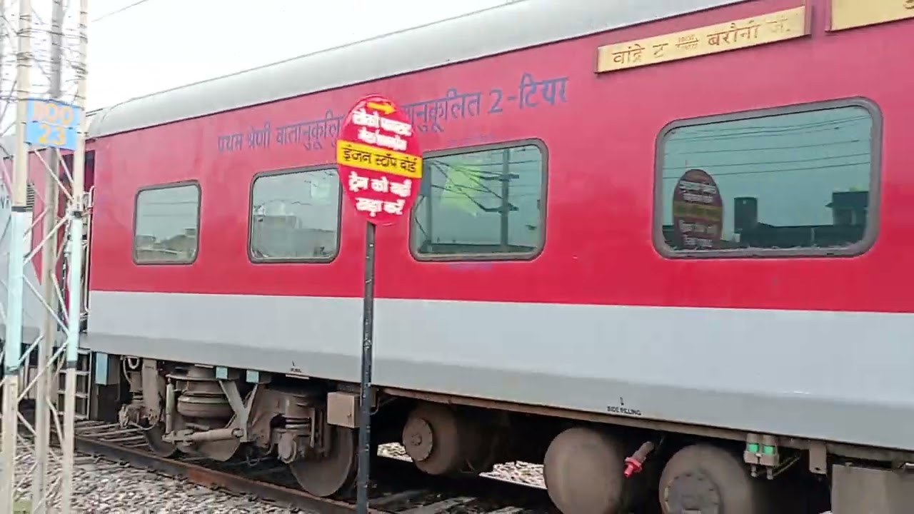 19038 Avadh express at phaphund railway station 👍