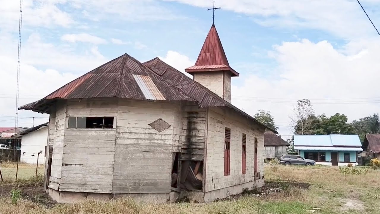 MENGAPA GEREJA INI BEGITU PRIHATIN? SUDAH RUWET, BANGUNAN TUA LAGI