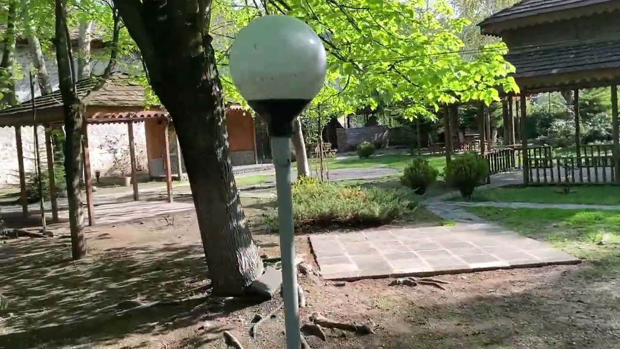 Шеки, Азербайджан. Сквер рядом с караван-сараем