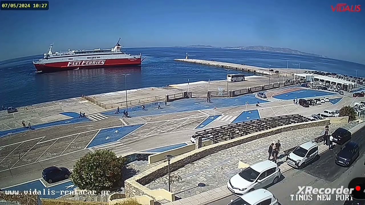 Άφιξη του Fast Ferries Andros στην Τήνο.