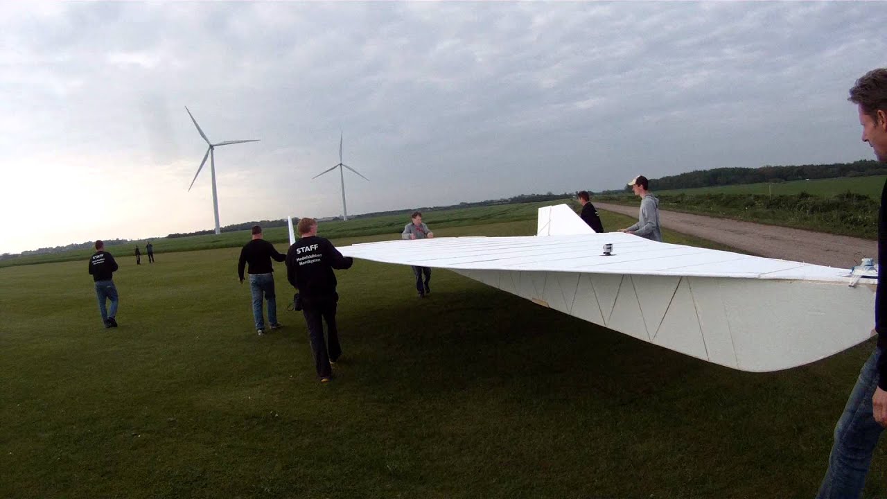 Another Spectacular HUGE RC plane. 32 square meter delta wing SLOW
