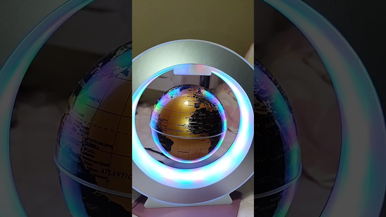 宙に浮く地球儀。ちょっとコツがいる。上の隙間に手の平、指2本で調整、浮く所を見つける。