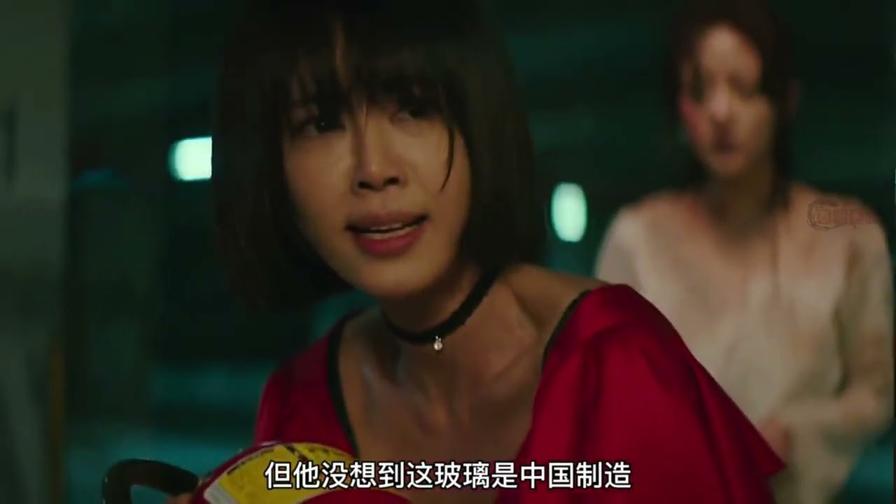 女白领深夜加班，被变态小哥盯上，上演车库惊魂逃亡