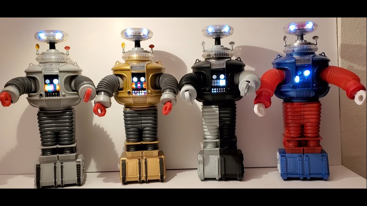 Diamond Select Lost In Space Robots Review And Some Fun Convention Pics