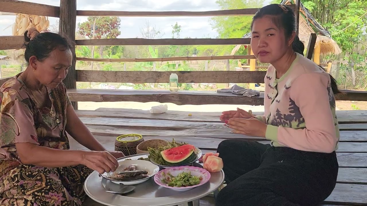 เสนอเมนูปิ้งปลาทูตำถั่ว​วันนี้พ่อธันวาน้อยไม่อยู่กินข้าวกับเมีย 2 คน​