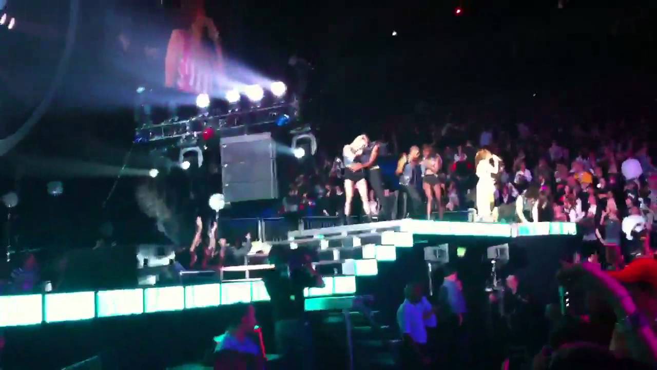 Rihanna - We Found Love (Live @ O2 arena, Nov 15th)