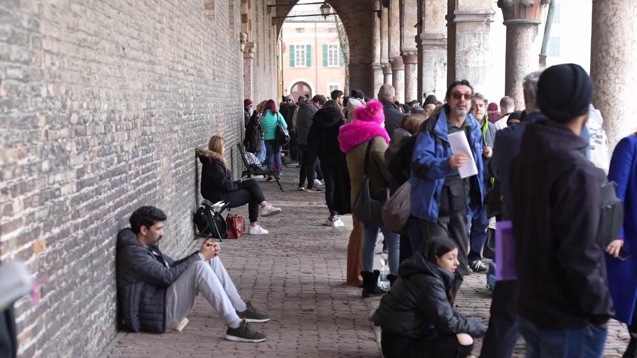 Mamme con neonati in fila tutta la notte per il passaporto a Mantova