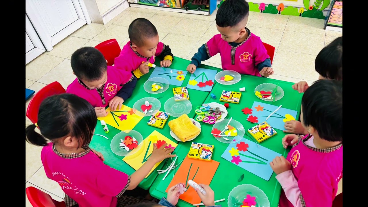 Các con lớp 4 tuổi B chào mừng ngày 8.3