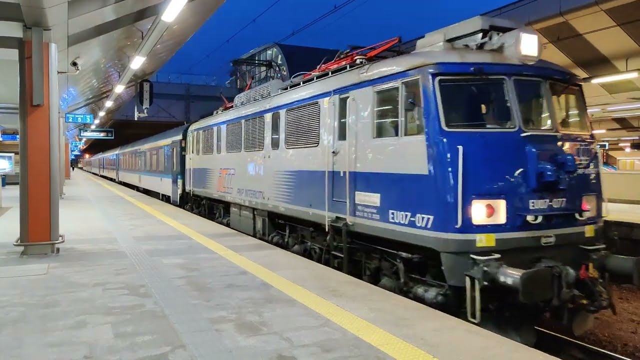 PKP EU07-077 departing Krakow Station