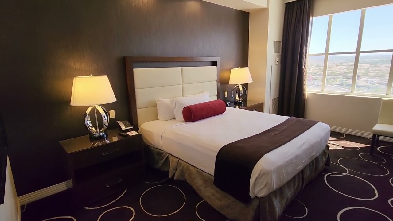 Sunset Station DELUXE 1 KING BED Room Walk Through