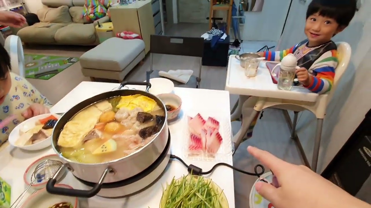 溫馨平安夜！家庭火鍋聖誕大餐，弟弟竟想當克勞德...｜咚3y0m6d 桐9y9m