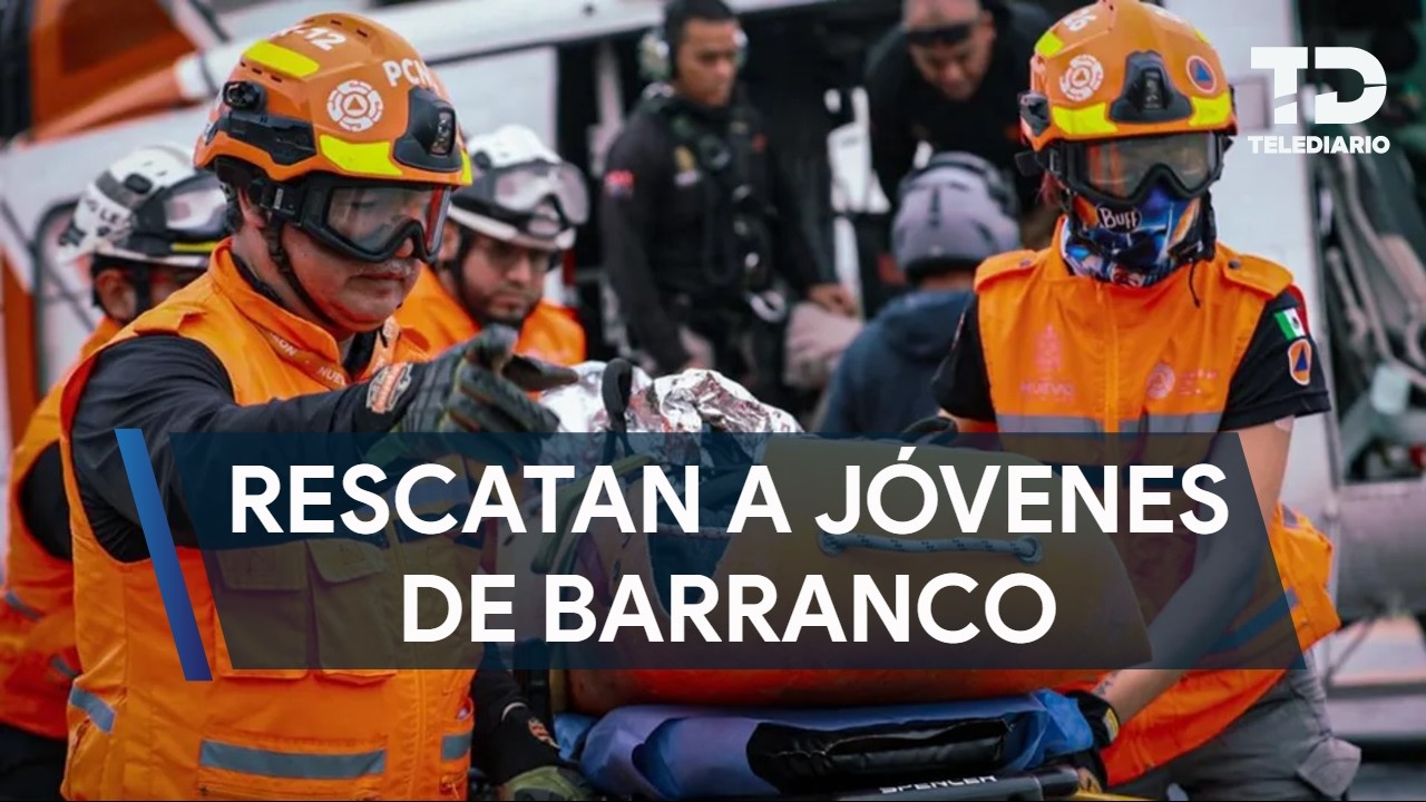 Jóvenes caen a barranco de 100 metros a bordo de 