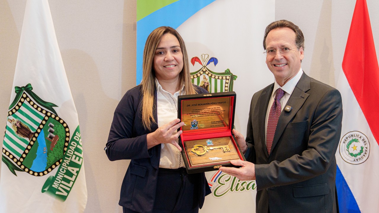 Entrega oficial de la llave de la ciudad de Villa Elisa, al Dr. José Benjamín Pérez Matos