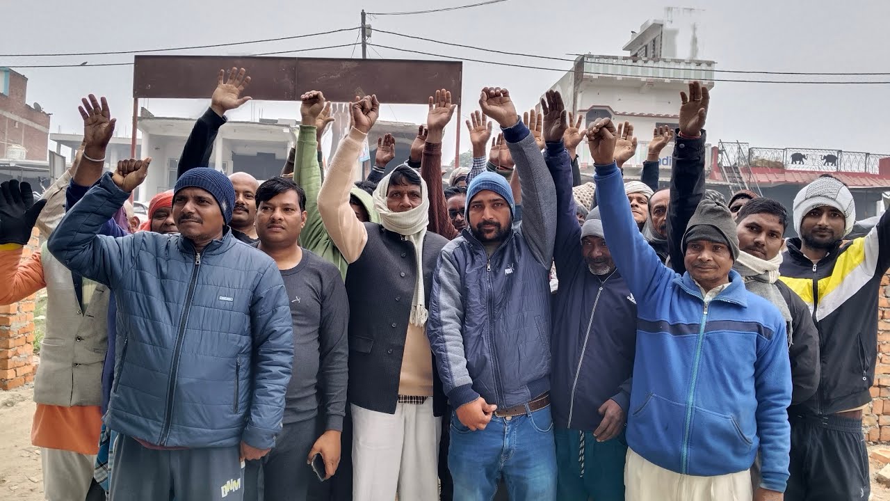 Ambedkar Nagar,UP:पंचायत भवन के भूमि पर कब्जे के विरोध में ग्रामीणों ने किया प्रदर्शन