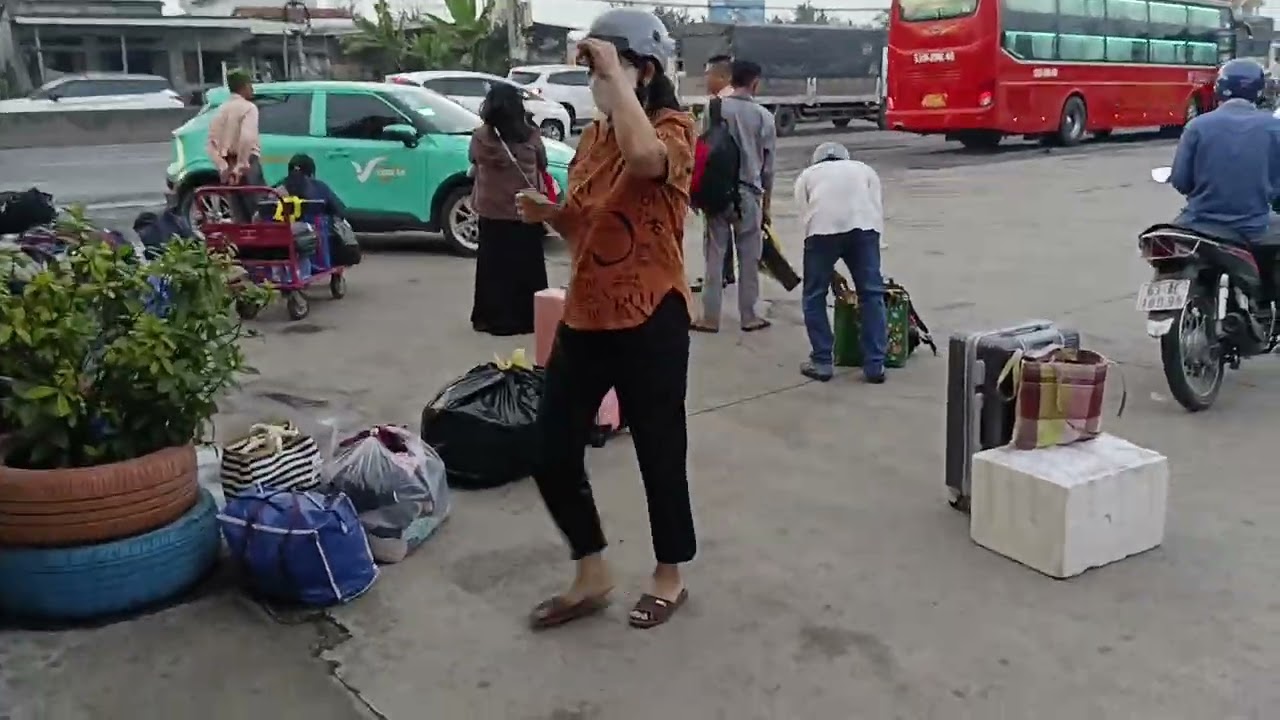 Cây xăng số 19, trạm trung chuyển Châu Thành , Tiền Giang , chiều 24 tết.