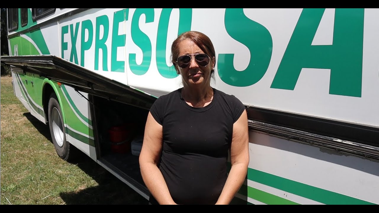 FELIZ DE HACER ESTE TRABAJO/ Yanela Umpiérrez maneja un ómnibus llevando personal a las cosechas.