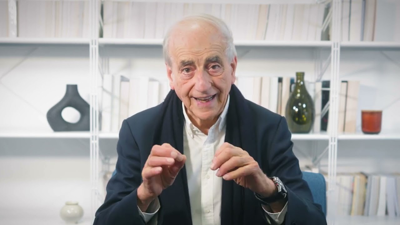Jean-Pierre Elkabbach présente 