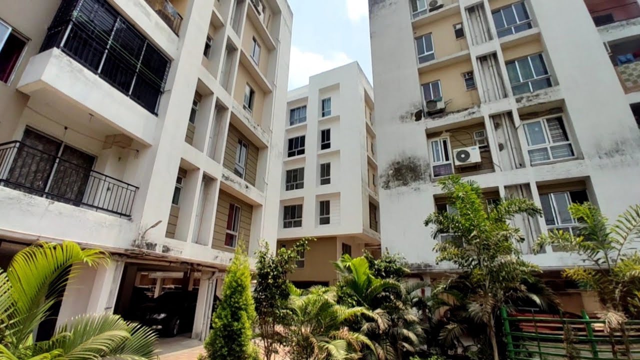 1264 Sqft 3 Bhk New Flat on Sale at Baniyan Tree garden, Chinar Park & Near CC2, Kolkata 📲8910901629