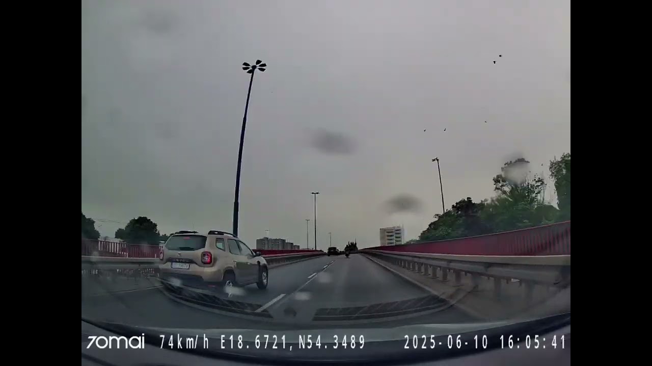 Motocyklista z hulajnogą na motorze przeciska się między autami w korku