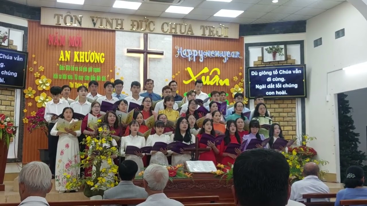 Thanh.tráng niên hát tôn vinh chúa
