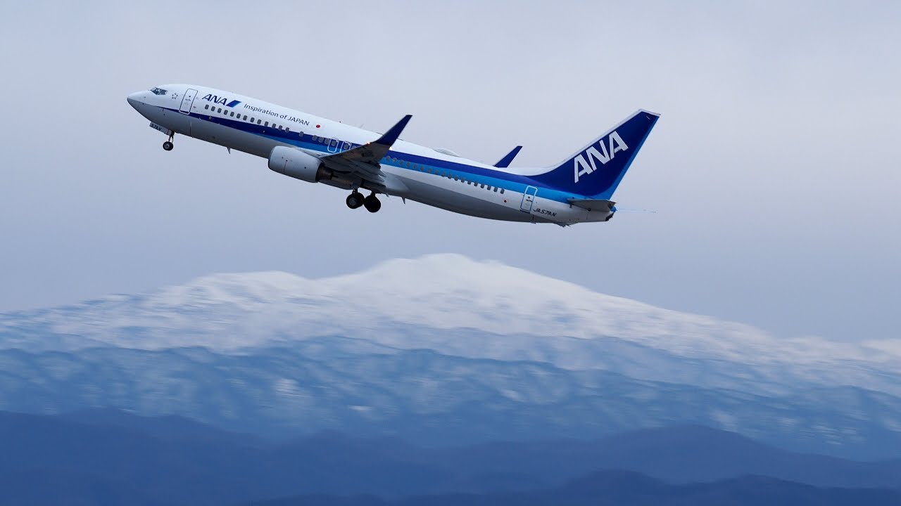 白山バックにテイクオフ ANA (All Nippon Airways) Boeing 737-881 JA57AN