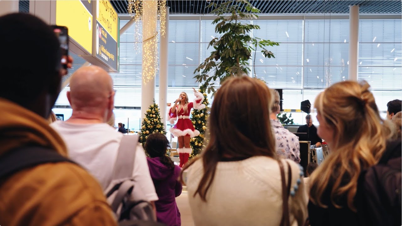 Surprise! Emma Heesters brengt Schiphol in kerstsfeer 🎄🎤