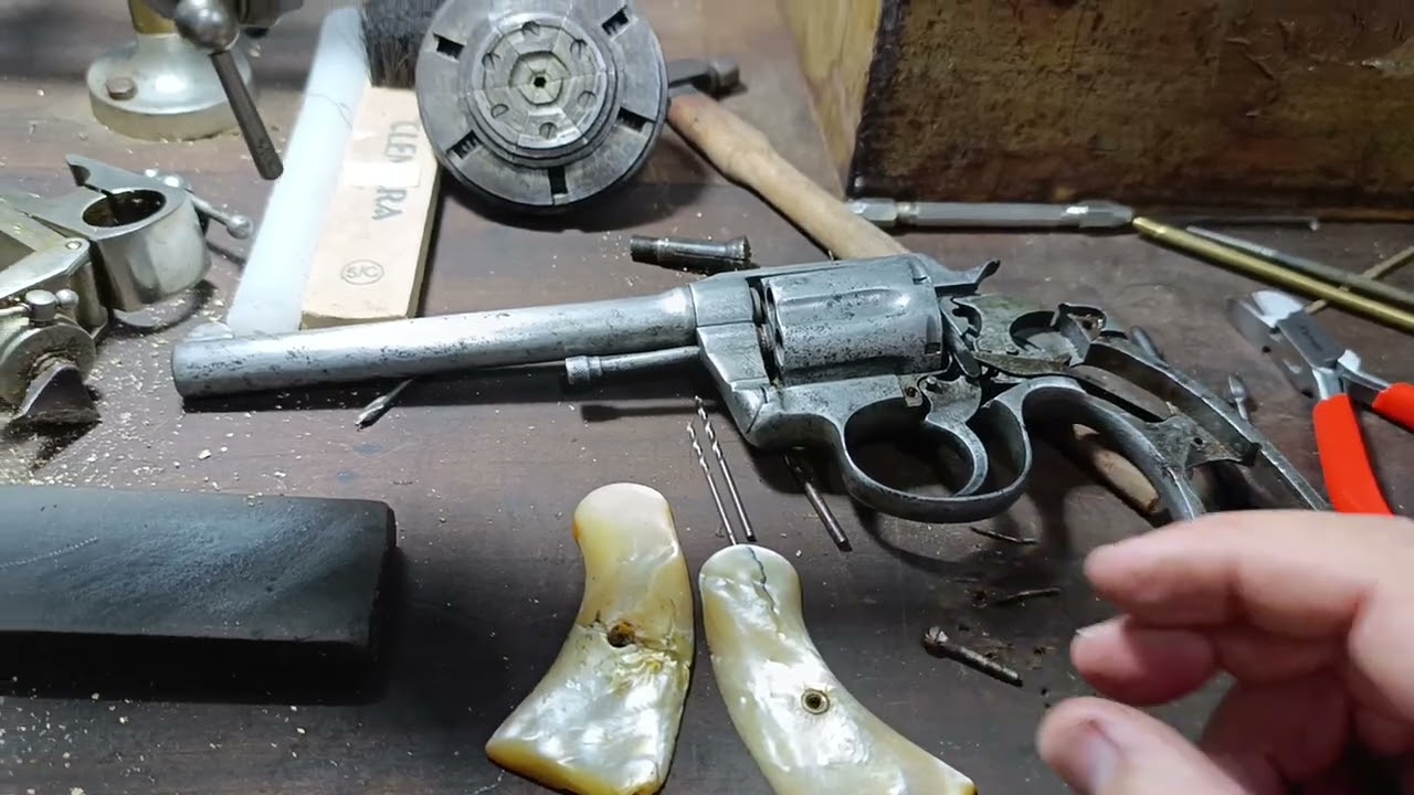 Revolver Colt 1890 Police fabricação parafusos em torno suíço da empresa Iberia Espadas vídeo 1/3