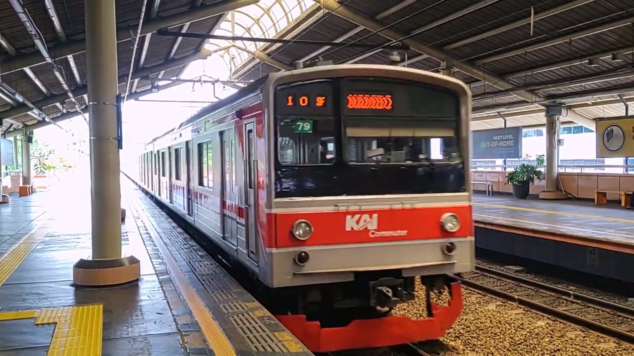 KRLコミューターラインJR205系 チキニ駅到着 KRL Commuterline 205 series EMU