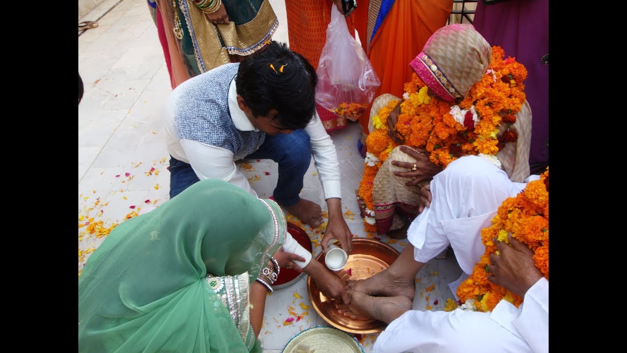 तीन धाम यात्रा से वापस आने पर परिवारजनों एवं रिश्तेदारों द्वारा स्वागत