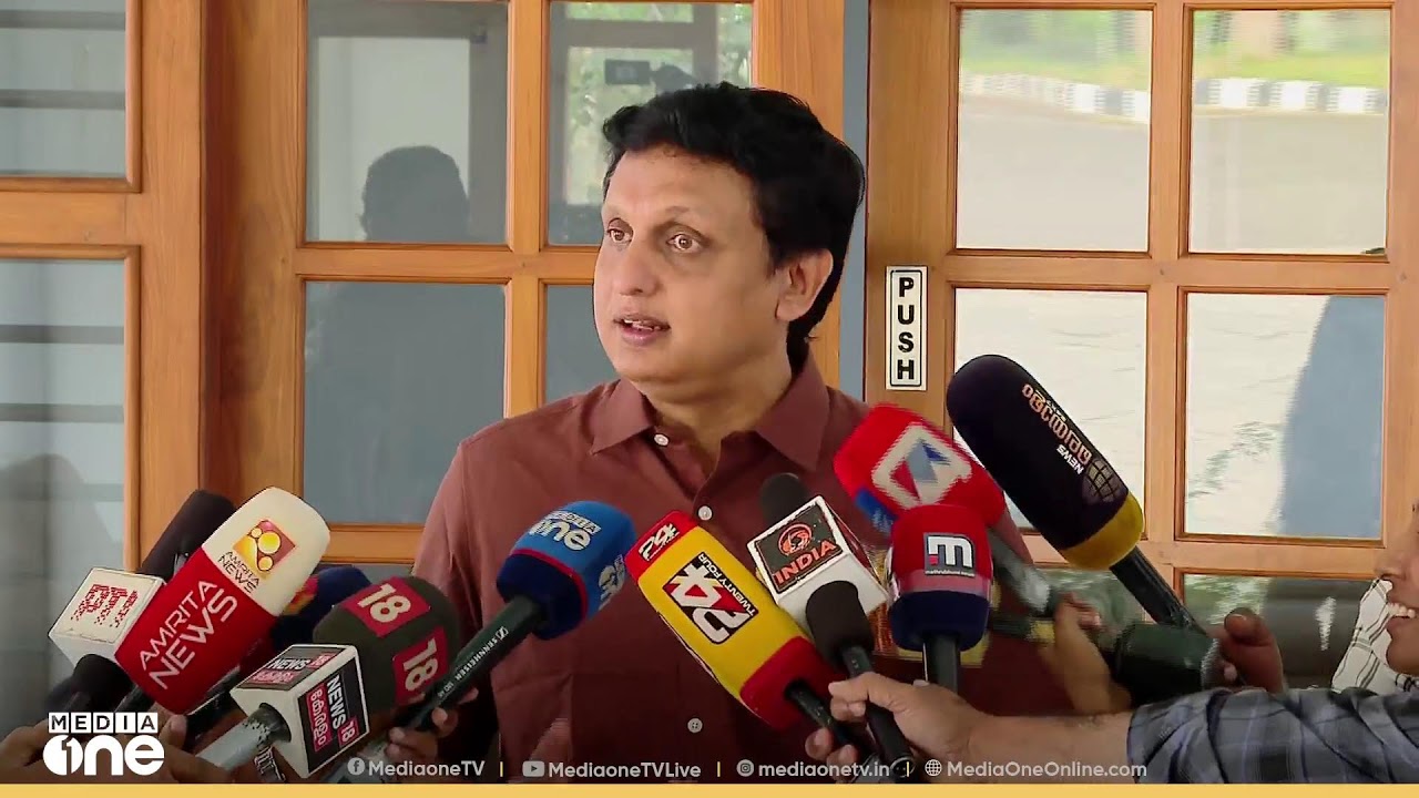 മന്ത്രി മുഹമ്മദ് റിയാസ് മാധ്യമങ്ങളെ കാണുന്നു