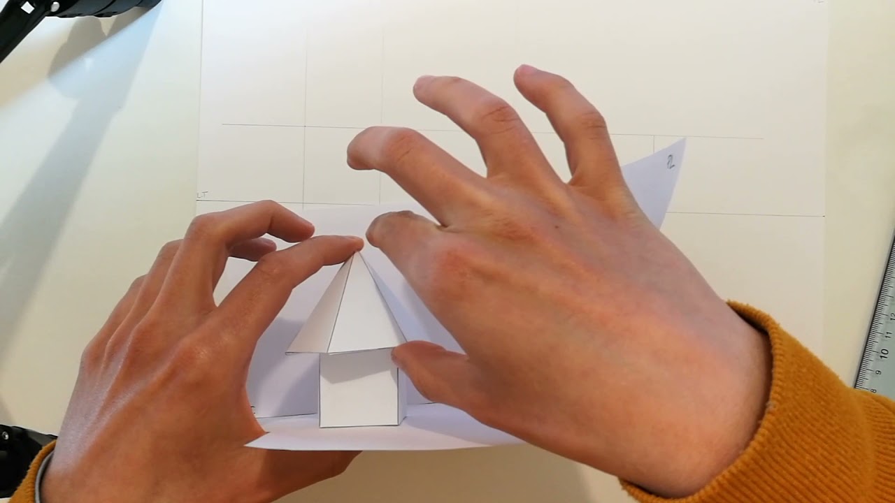 Proiezioni ortogonali di un cubo e una piramide sovrapposti