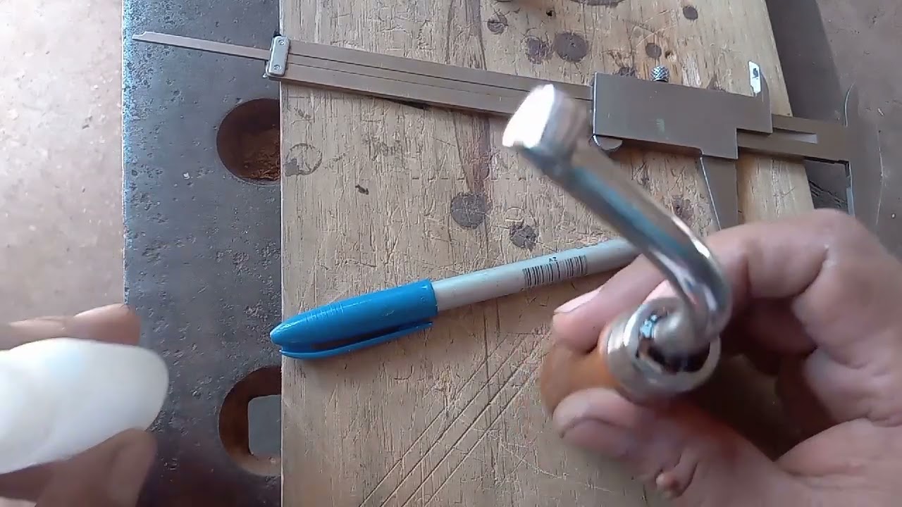 Ferramenta para fazer vinco em couro..