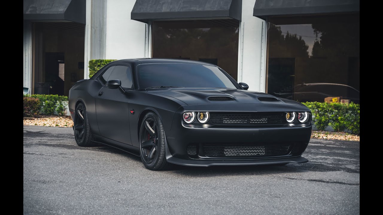 Dodge Challenger Hellcat Red Eye в стиле Бэтмена — полная кастомизация с помощью сборок модов!