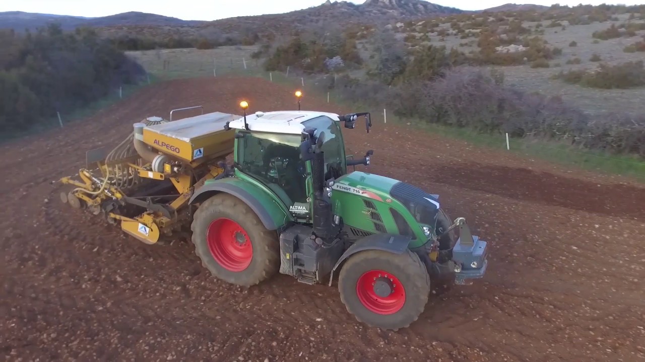 On sème les prairie avec un fendt 716 et semoir alpego