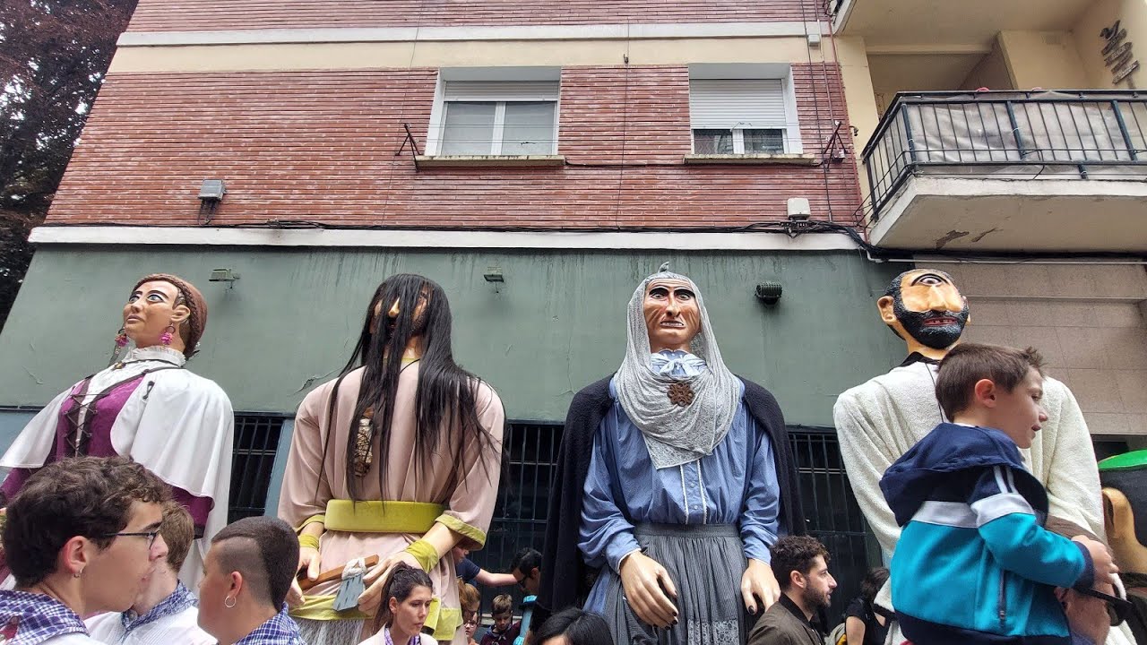 Gigantes de la Txantrea. Sábado de fiestas/ Txantreako erraldoiak. Jai eguneko larunbata.