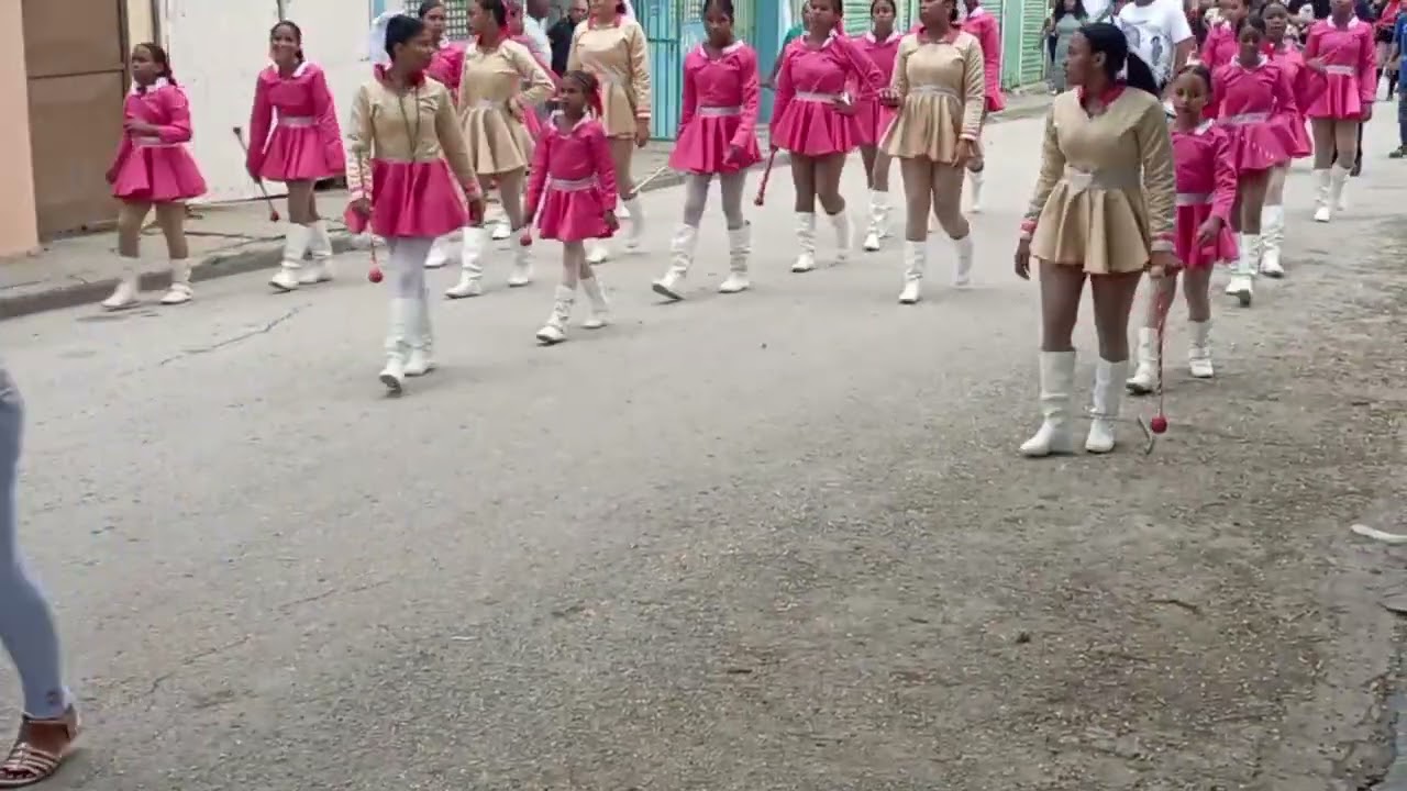 Desfile de los diferentes grupos de batton ballet en el aniversario del cercado.