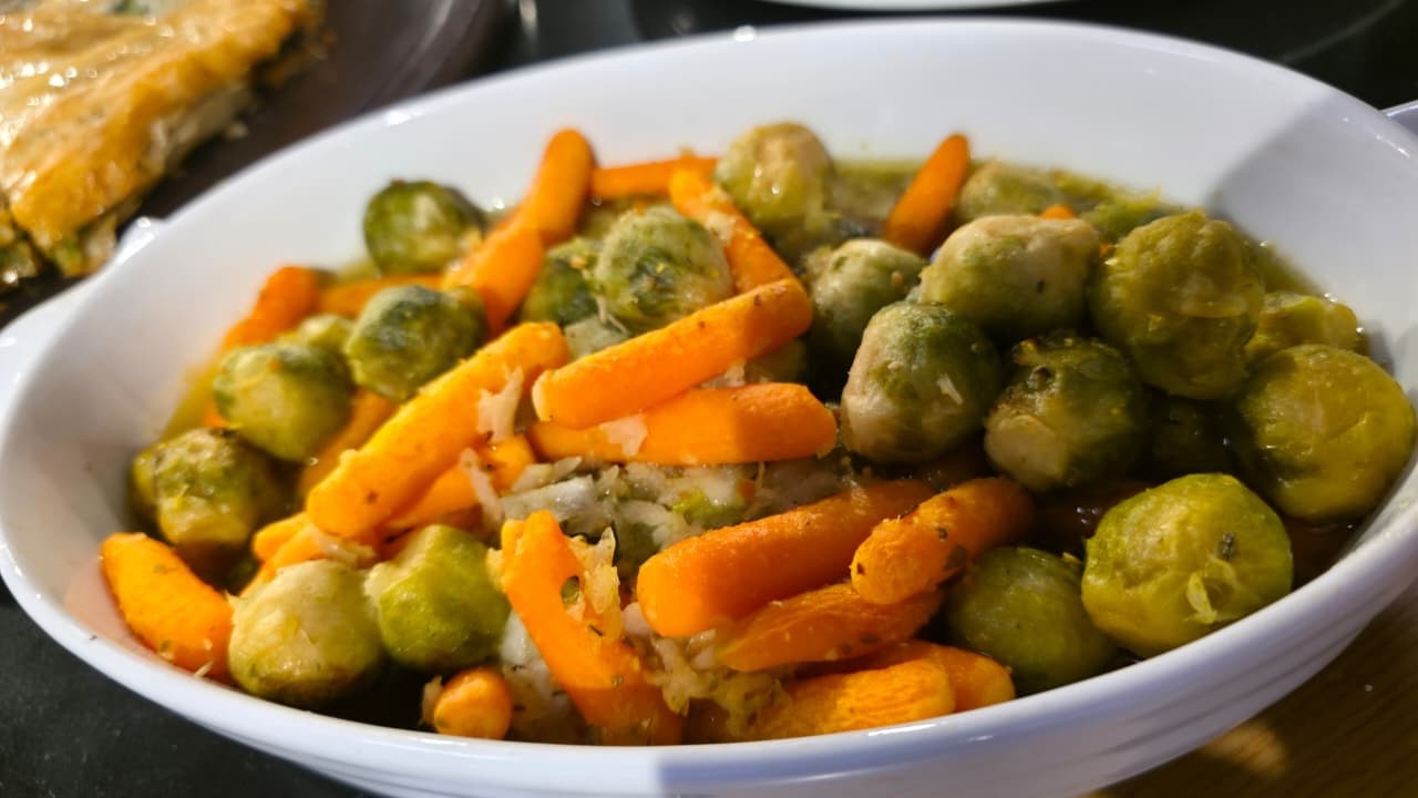 Byrek me spinaq, lakër Brukseli me portokall dhe hallvë me portokall dhe irmik/Receta nga Neranxi