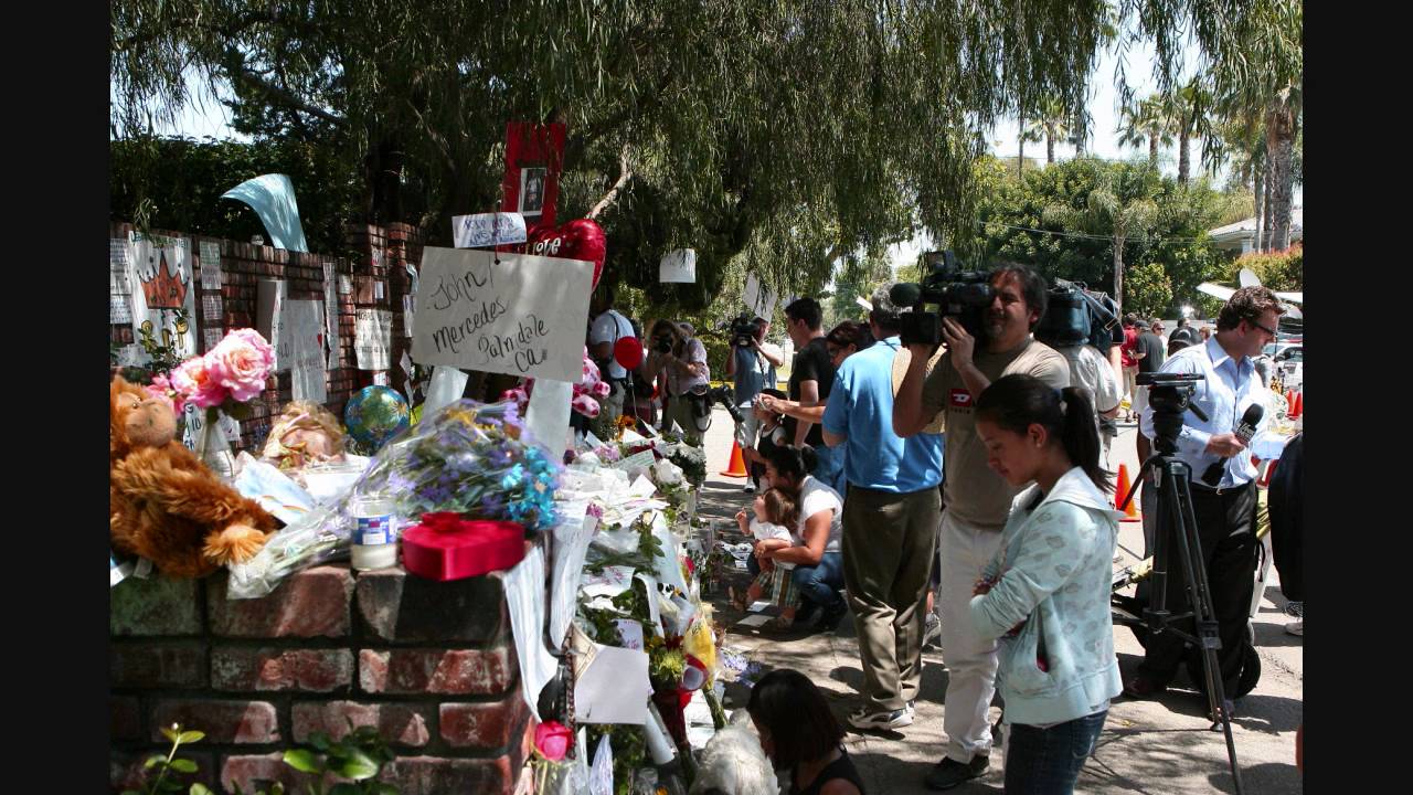Michael Jackson Encino Memorial &ndash; Fans Gathering (06/27/09)