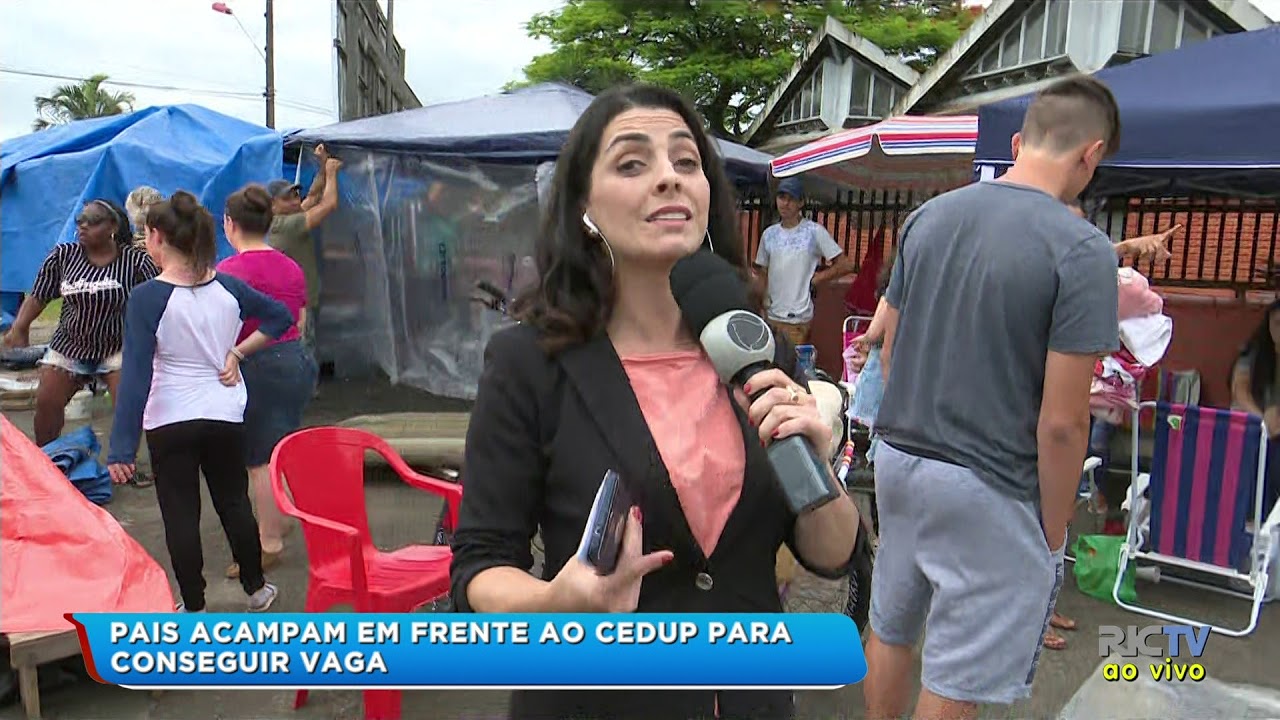 Pais acampam em frente ao Cedup para conseguir vaga