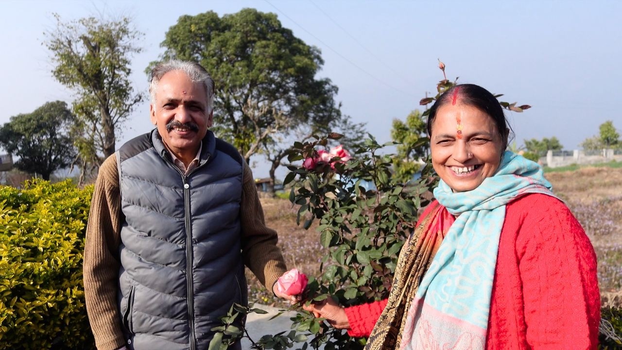 गुलाब दिया ! खाई अनोखी कसमें, Rose Day पे घूमने निकल पड़े ग्राम पसौली