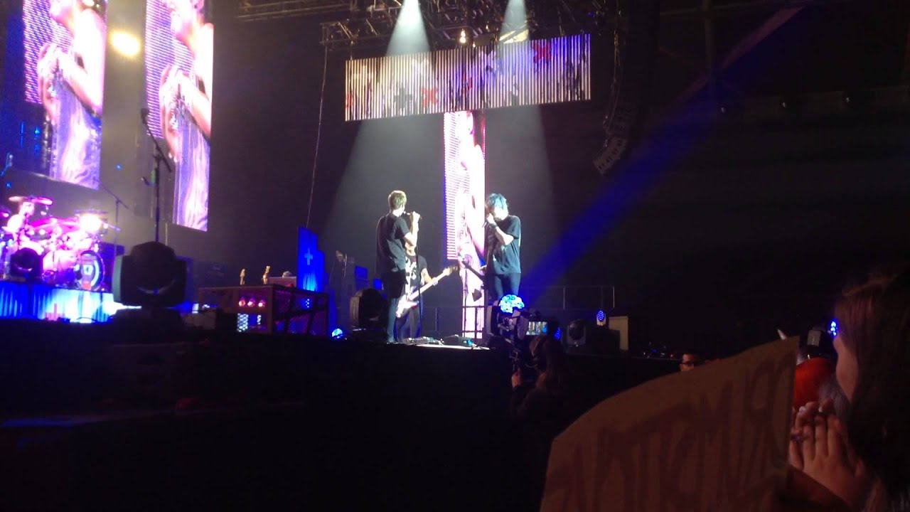 Fan playing Calum his bass!!!- 5 Seconds Of Summer (Brussels, Belgium)
